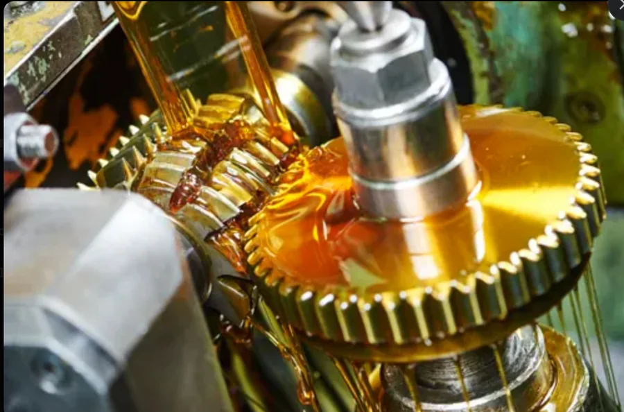 Aceite lubricante industrial sobre engranes de transmisión